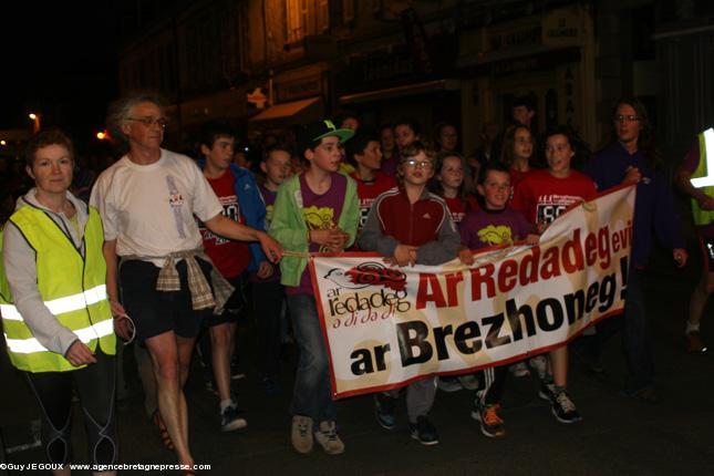 Les enfants bilingues des écoles de Pontivy accompagnent le témoin