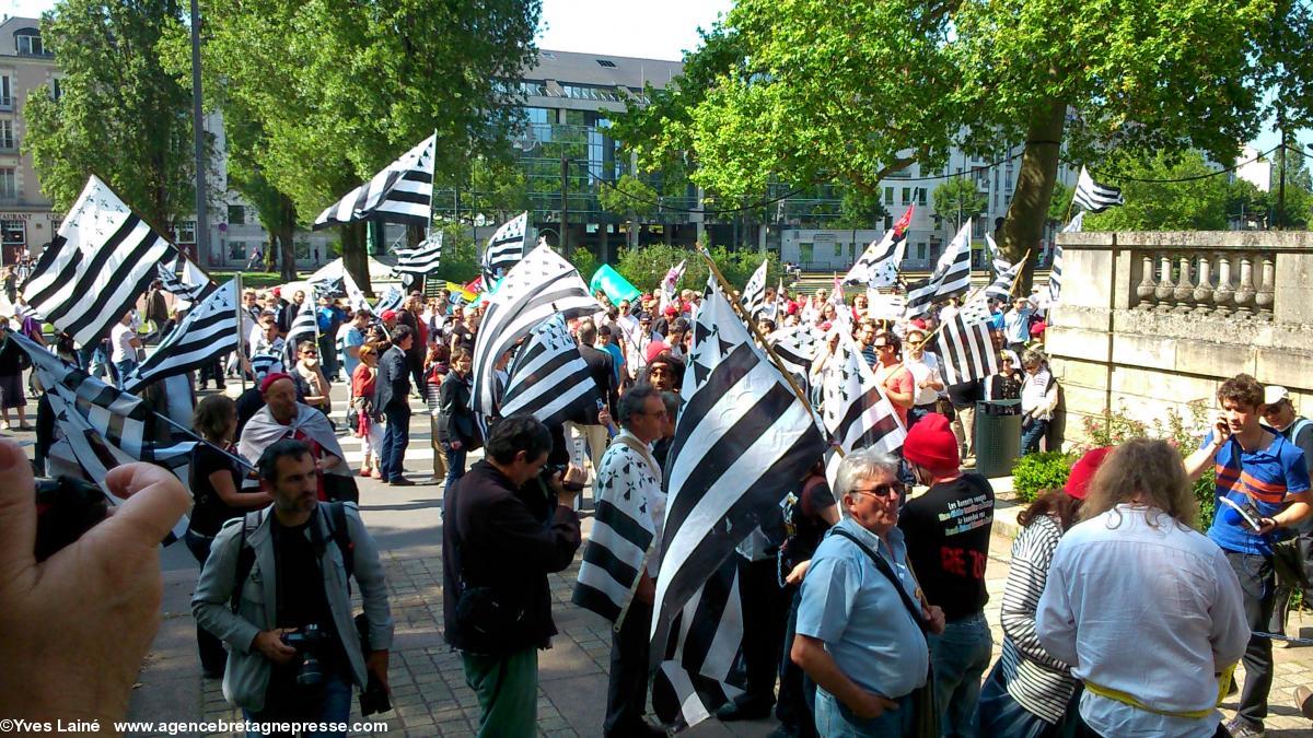 16 h 43. Cours des 50 Otages.