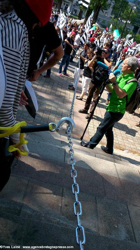 16 h 43. La chaîne...