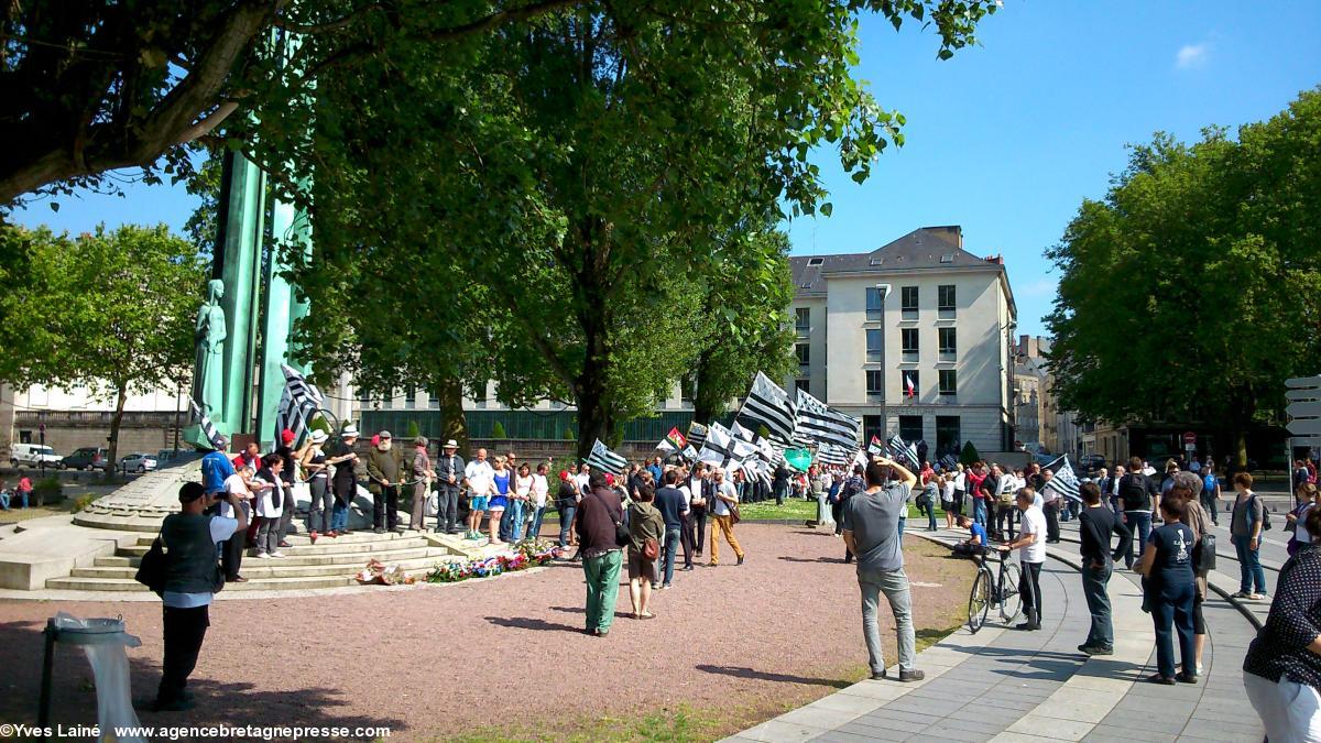 16 h 49. Le monument aux 50 Otages et au fond la préfecture.