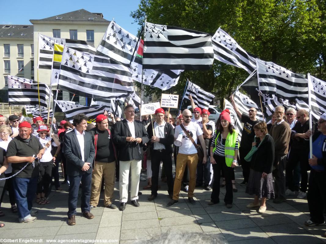 Devant la préfecture. Nantes 31 mai 2014. Au centre J.-F. Le Bihan président de <i>Bretagne Réunie</i>.