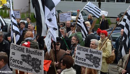Rassemblement devant l'hôtel de Région des Pays de la Loire le 13 mai 2014 à Nantes. 