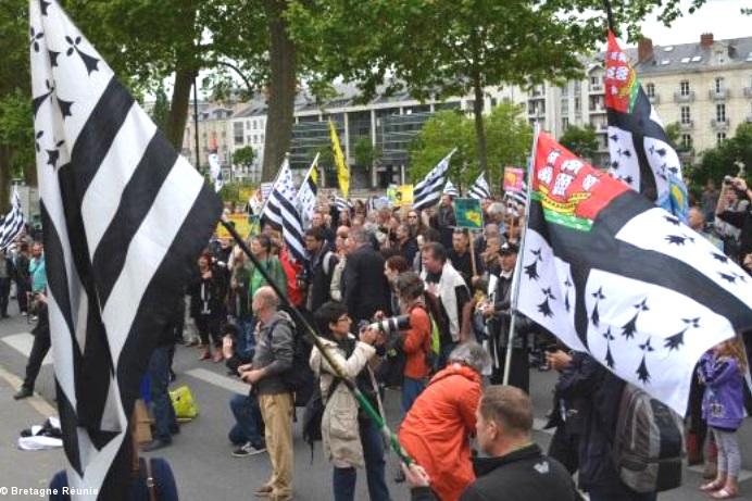 Nantes 3 juin 2014. La foule venue de devant la préfecture, plus bas, est massée au bord de l'Erdre en face du Conseil général.