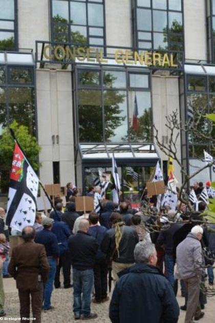Nantes 3 juin 2014. Des militants sont entrés dans la cour du Conseil général.