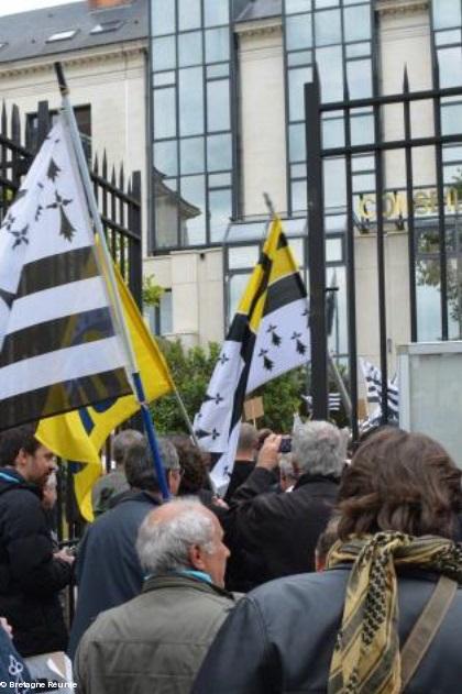 Nantes 3 juin 2014. Des militants sont entrés dans la cour du Conseil général et les CRS ne vont pas tarder.