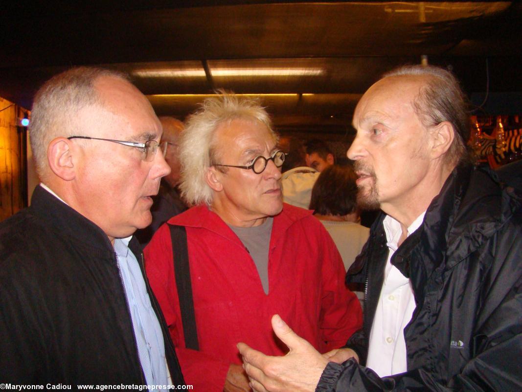 Nantes - manifestation pour la réunification - 28 juin 2014. Discussions après la conférence de presse. Nantes - manifestation pour la réunification - 28 juin 2014. Discussions après la conférence de presse.