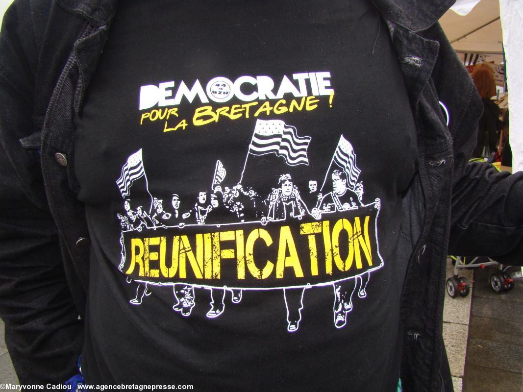 Nantes - manifestation pour la réunification - 28 juin 2014. On connaît les opinions de ce manifestant !!! Nantes - manifestation pour la réunification - 28 juin 2014. On connaît les opinions de ce manifestant !!!