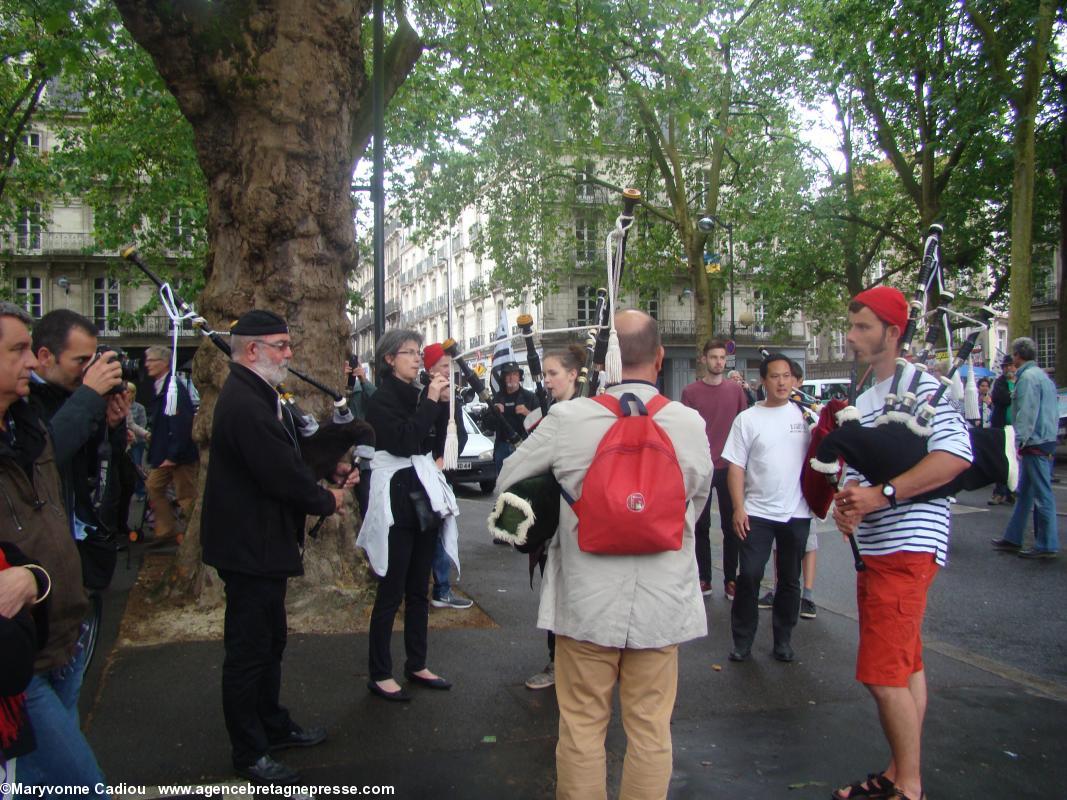 Nantes - manifestation pour la réunification - 28 juin 2014. Bermuda rouge, sac rouge, bonnet rouge... Nantes - manifestation pour la réunification - 28 juin 2014. Bermuda rouge, sac rouge, bonnet rouge...