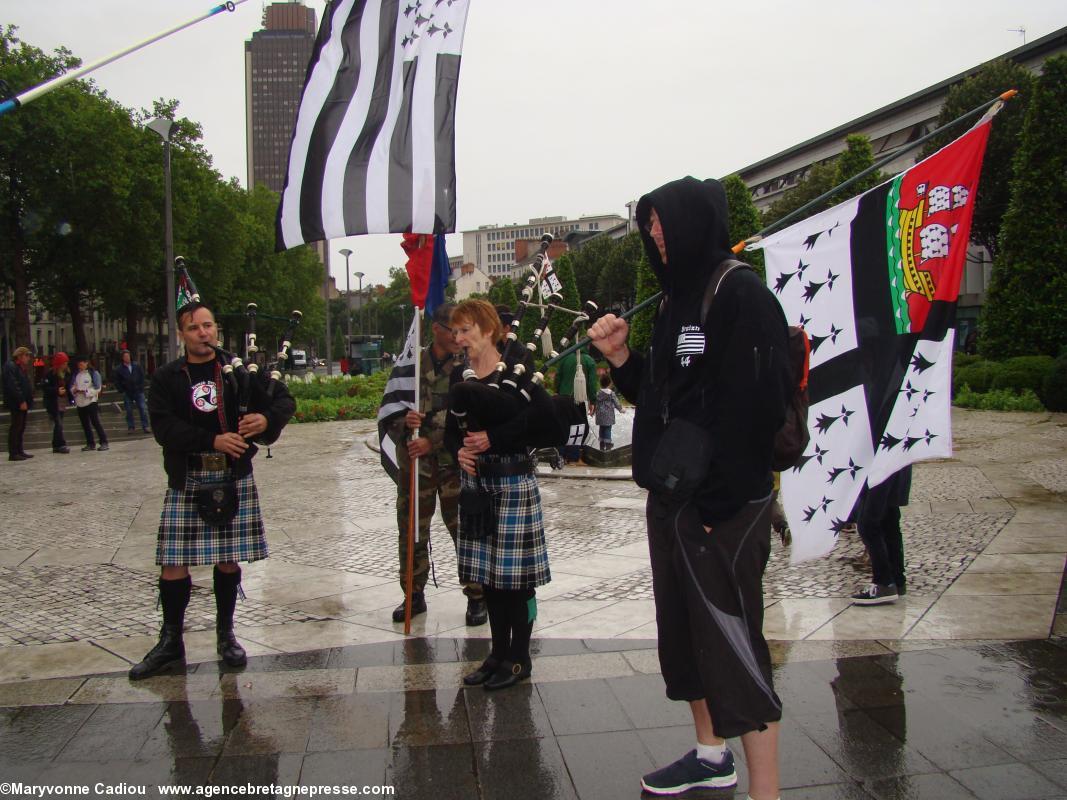 Nantes - manifestation pour la réunification - 28 juin 2014. Des sonneurs d'Hentoù Breizh, et la bannière Bro Ankiniz (Pays d'Ancenis) qu'ils ont conçue Nantes - manifestation pour la réunification - 28 juin 2014. Des sonneurs d'Hentoù Breizh, et la bannière Bro Ankiniz (Pays d'Ancenis) qu'ils ont conçue