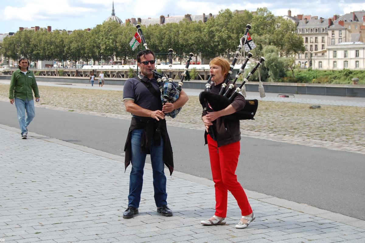 Un couple de sonneurs du Pays de Nantes - Audience Bonnets rouges à Nantes - 4-8-14 Un couple de sonneurs du Pays de Nantes - Audience Bonnets rouges à Nantes - 4-8-14
