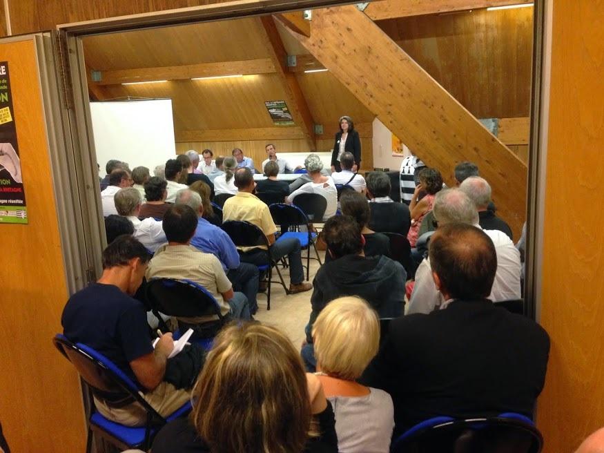 La salle de conférence au-dessus des halles de Quimper était trop petite... (Photo Didier Tocquet).