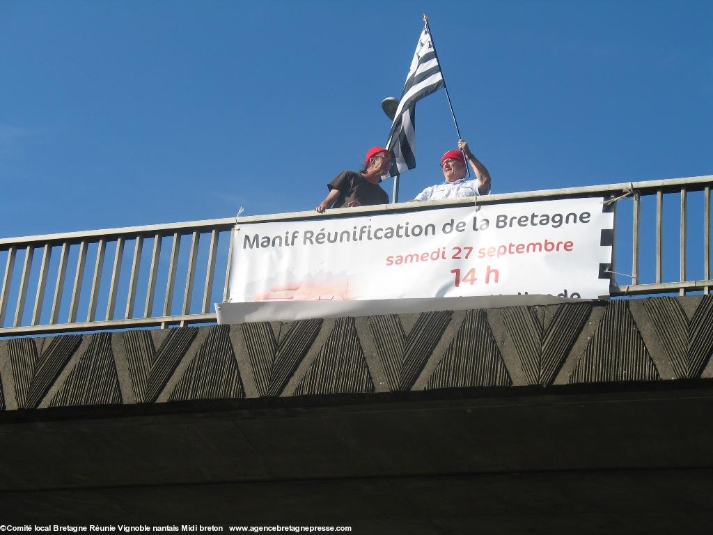 Déploiement 2 banderoles sur périphérique sud de Nantes ce lundi 22-09-2014.