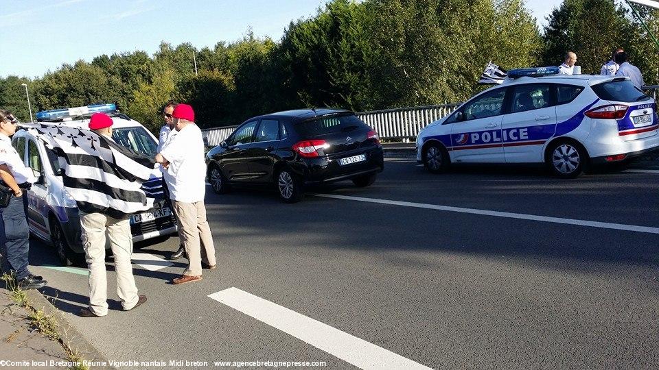 Discussion avec les forces de l'ordre lors du déploiement 2 banderoles sur périphérique sud de Nantes ce lundi 22-09-2014.