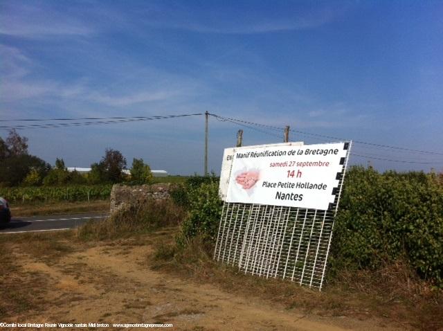 Banderole au Loroux-Bottereau près du rond-point de La Désirée. Banderole au Loroux-Bottereau près du rond-point de La Désirée.