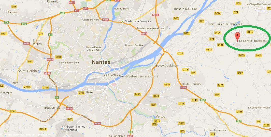 Banderole au Loroux-Bottereau près du rond point de La Désirée. Plan. Banderole au Loroux-Bottereau près du rond point de La Désirée. Plan.