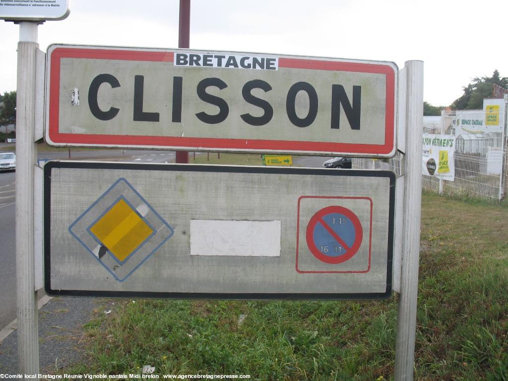 Opération collage autocollant BRETAGNE sur panneaux 35 communes Vignoble nantais. Opération collage autocollant BRETAGNE sur panneaux 35 communes Vignoble nantais.