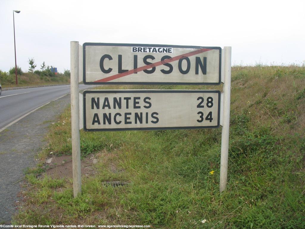 Opération collage autocollant BRETAGNE sur panneaux 35 communes Vignoble nantais. Opération collage autocollant BRETAGNE sur panneaux 35 communes Vignoble nantais.