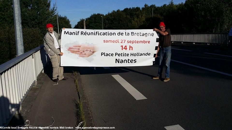 Déploiement 2 banderoles sur périphérique sud de Nantes ce lundi 22-09-2014.