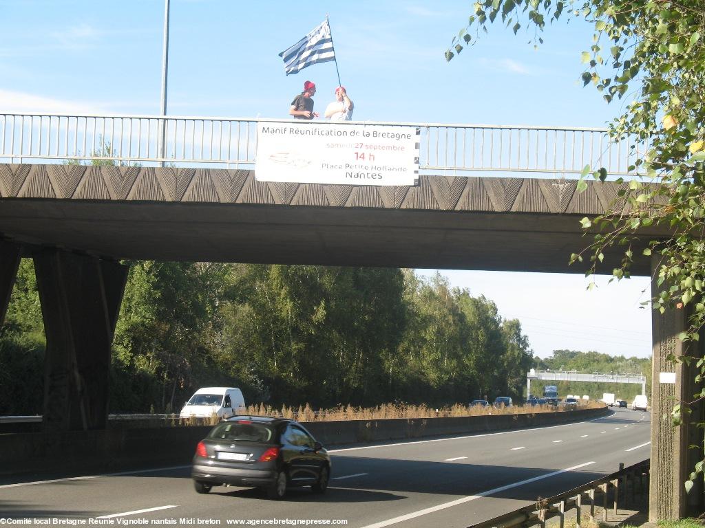 Déploiement 2 banderoles sur périphérique sud de Nantes ce lundi 22-09-2014. Déploiement 2 banderoles sur périphérique sud de Nantes ce lundi 22-09-2014.