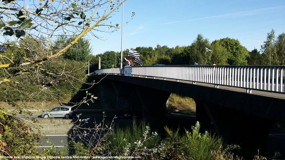 Déploiement 2 banderoles sur périphérique sud de Nantes ce lundi 22-09-2014. Des deux côtés du pont.