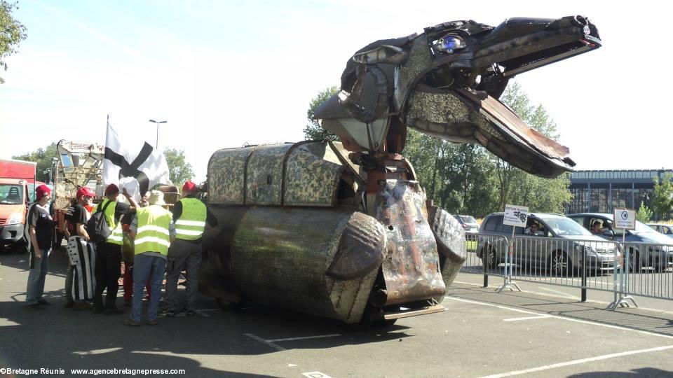 Le <i>Maout</i> est sur place à Nantes le midi du 27 septembre 2014. Le tribunal en arrière plan. Conciliabule avec les bénévoles de <i>Bretagne Réunie</i> et ses bonnets rouges accompagnateurs.