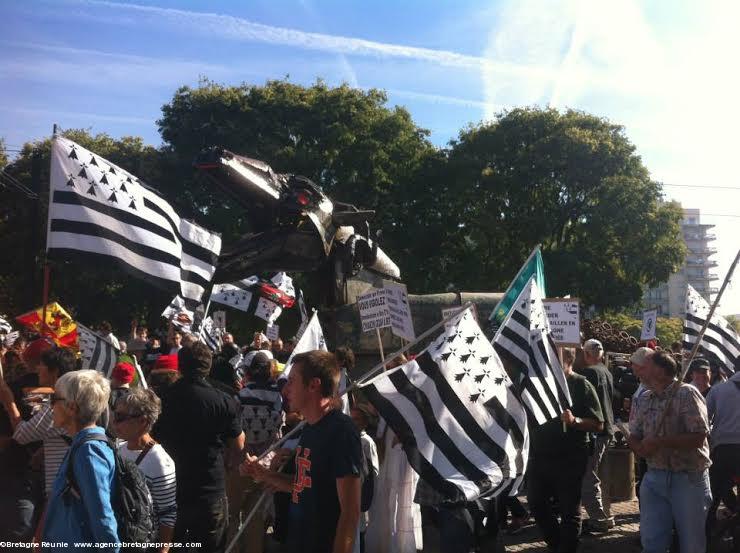 Le <i>Maout</i> à Nantes le 27 septembre 2014 dans la foule de la manif.