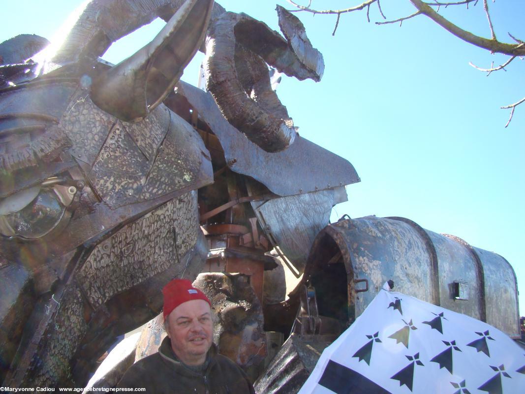 Honneur au concepteur-constructeur du <i>Maout</i>, Marc Morvan ! À Morlaix le 8 mars 2014.