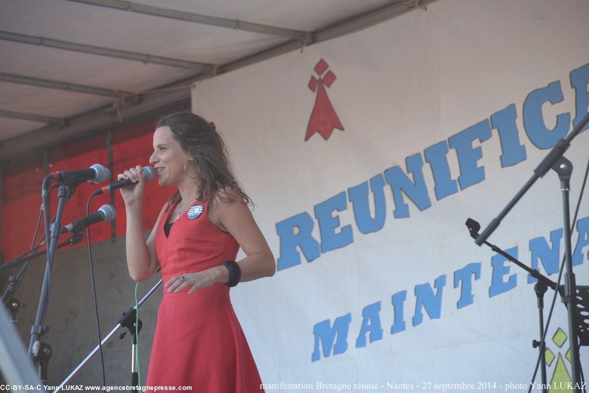 [Nantes, 27-09-2014, manifestation Bretagne]
Clarisse Lavanant chante Moustaki, en breton.