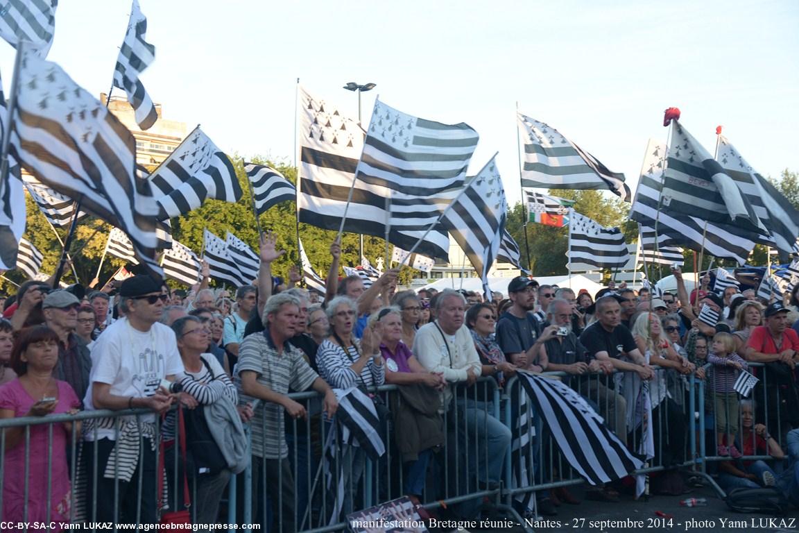 [Nantes, 27-09-2014, manifestation Bretagne] 
Ils ou elles écoutent la Blanche Hermine. Un très, très grand moment!