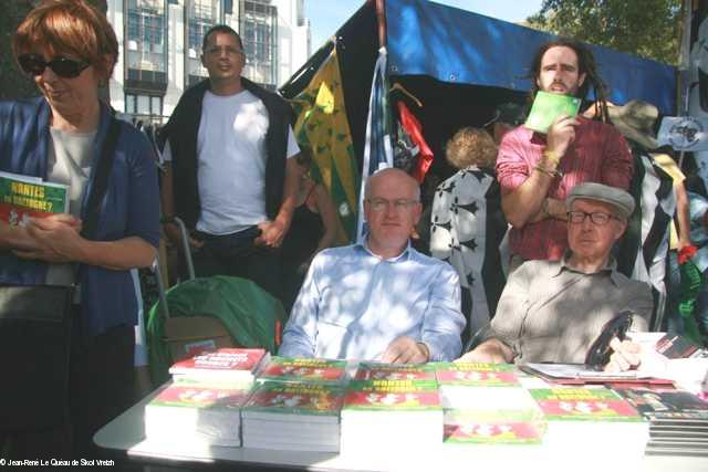 Gilbert Péron (à dr.) de <i>Ar Falz 44</i>, a reçu les livres de Dominique Le Page comme prévu. Gilbert Péron (à dr.) de <i>Ar Falz 44</i>, a reçu les livres de Dominique Le Page comme prévu.