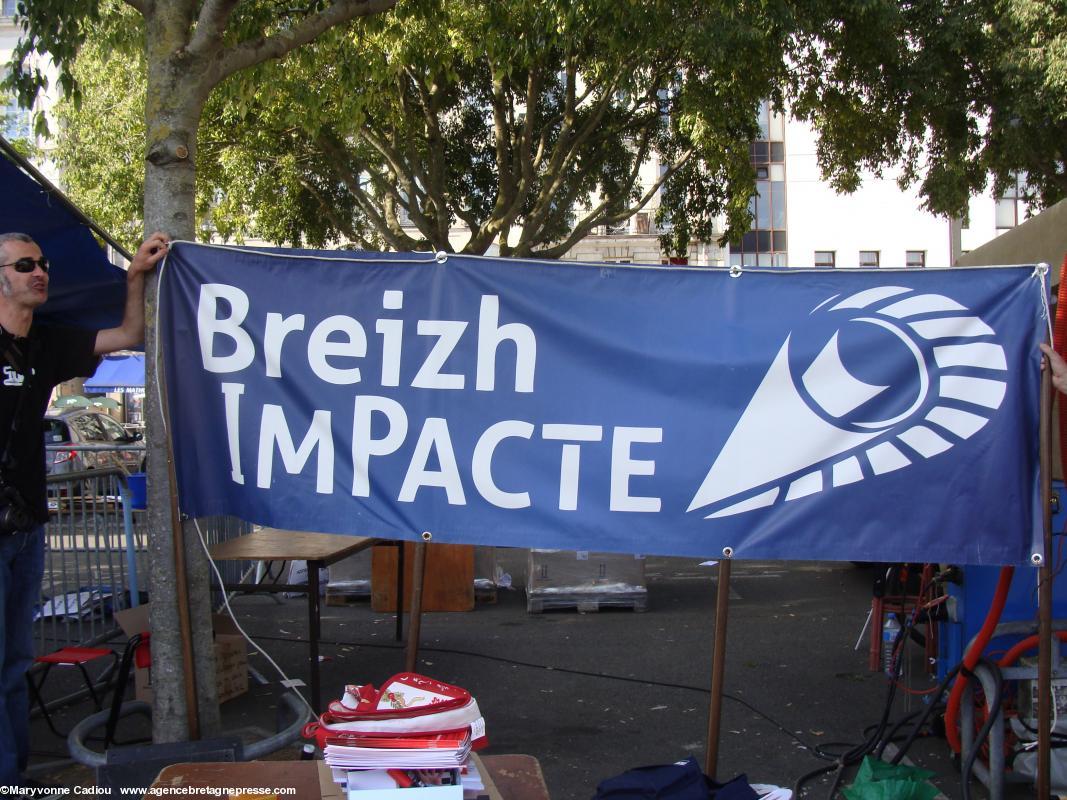 La banderole <i>Breizh Impacte</i>. La banderole <i>Breizh Impacte</i>.
