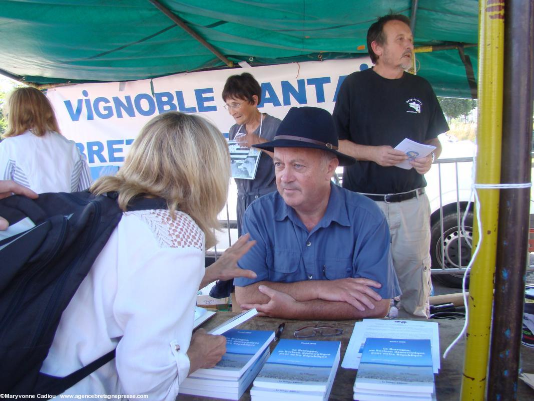 Daniel Cueff propose son dernier livre <i>La Bretagne, un horizon démocratique pour notre République </i> sorti le 17 septembre 2014. Daniel Cueff propose son dernier livre <i>La Bretagne, un horizon démocratique pour notre République </i> sorti le 17 septembre 2014.