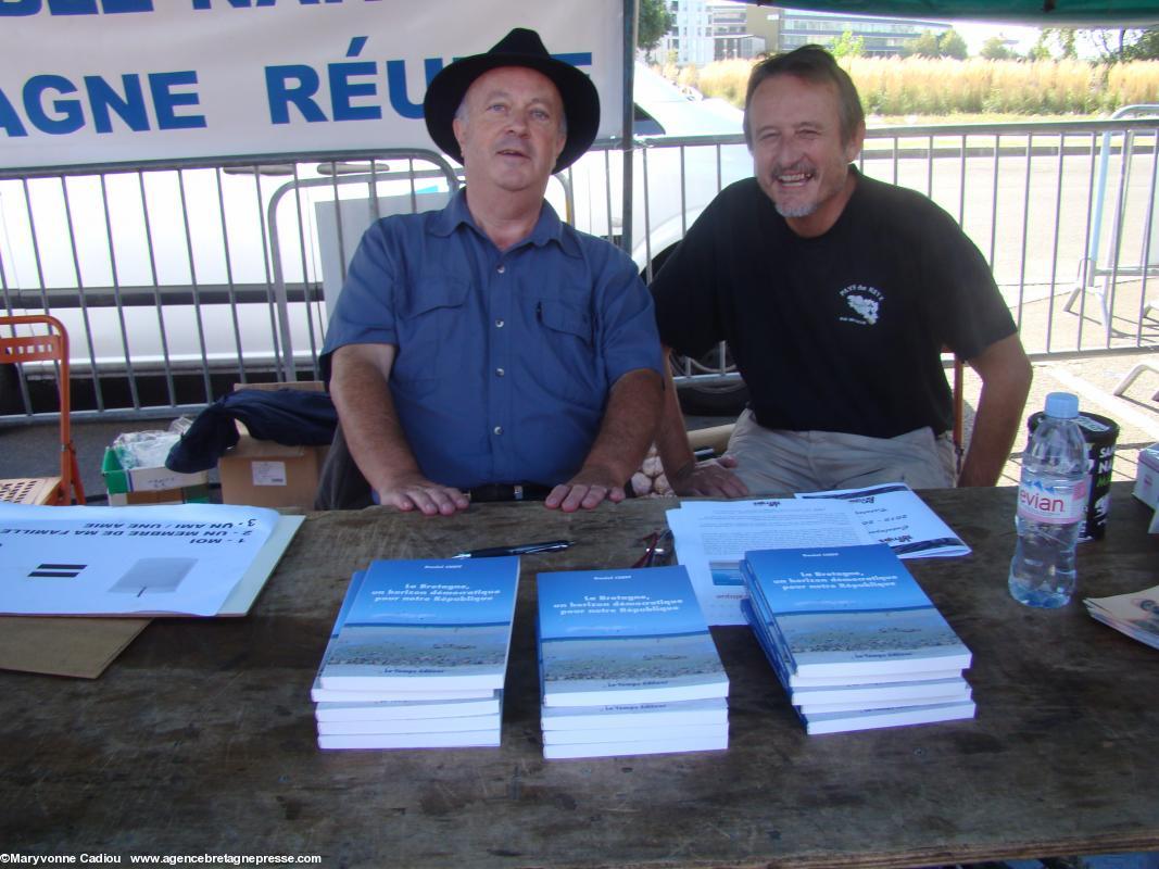 Daniel Cueff et son éditeur Thierry Jamet de Pornic. Daniel Cueff et son éditeur Thierry Jamet de Pornic.