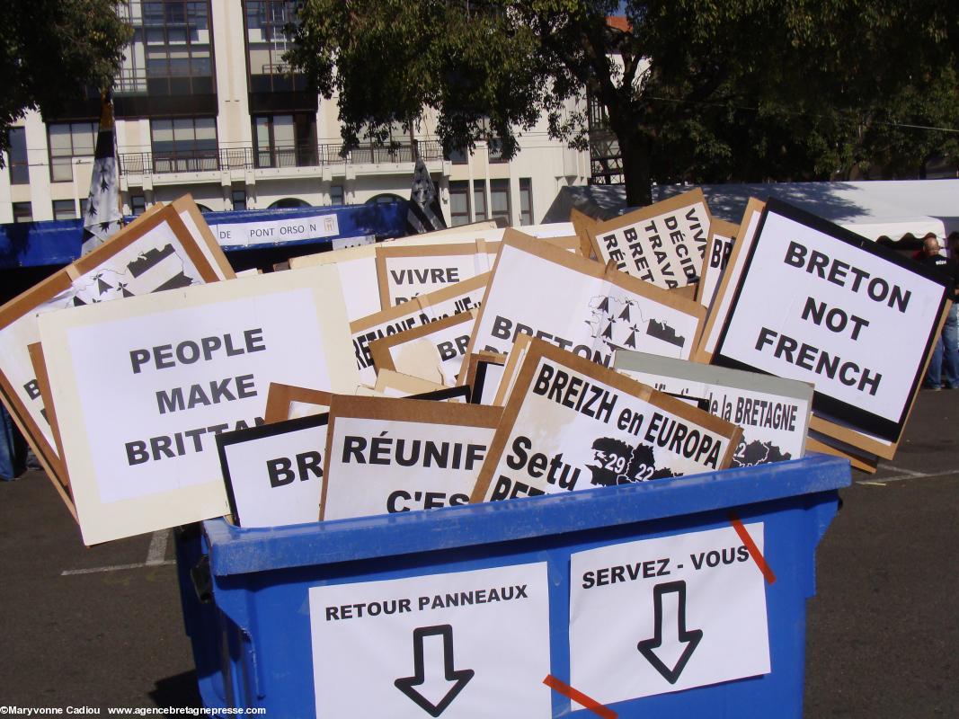 Ne vous méprenez pas. Les panneaux de <i>Bretagne Réunie</i> sont à disponibles pour tous, dans des conteneurs mis à disposition par la Ville. Ne vous méprenez pas. Les panneaux de <i>Bretagne Réunie</i> sont à disponibles pour tous, dans des conteneurs mis à disposition par la Ville.