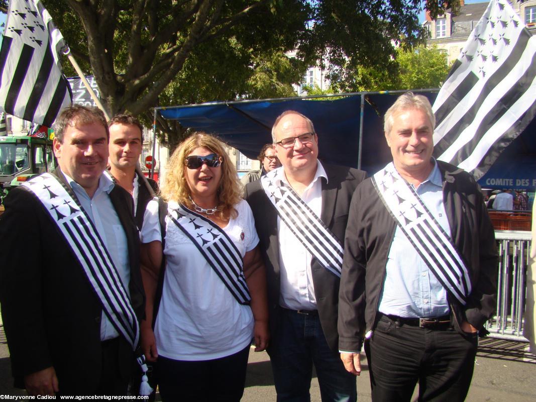 Christian Derrien (Langonnet, 56) à dr., deux maires, sans nom pour la photographe... désolée, et Christian Troadec (Carhaix) à g. Christian Derrien (Langonnet, 56) à dr., deux maires, sans nom pour la photographe... désolée, et Christian Troadec (Carhaix) à g.