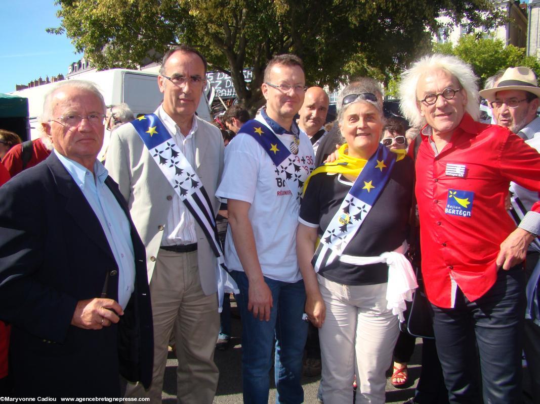 Patrick Mareschal, Jean-Michel Le Boulanger, Christian Guyonvarc'h, Mona Bras et Jean-Louis Jossic. Comme la plupart des maires bretons portent une écharpe <i>gwenn ha du</i>, les conseillers de la Région Bretagne ont une écharpe <i>gwenn ha du</i> avec les étoiles européennes. Patrick Mareschal, Jean-Michel Le Boulanger, Christian Guyonvarc'h, Mona Bras et Jean-Louis Jossic. Comme la plupart des maires bretons portent une écharpe <i>gwenn ha du</i>, les conseillers de la Région Bretagne ont une écharpe <i>gwenn ha du</i> avec les étoiles européennes.