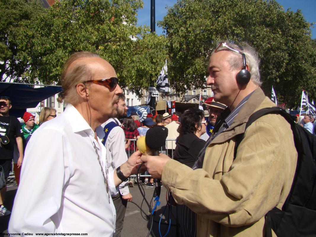 Alan Stivell interviewé par Michel Sourget pour <i>Radio AlterNantes</i>. Alan Stivell interviewé par Michel Sourget pour <i>Radio AlterNantes</i>.