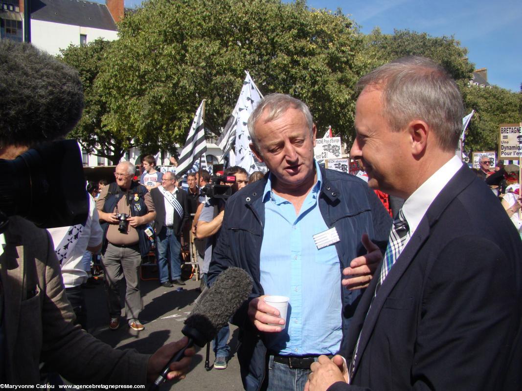 En interview, Christian Guillemot d'Ubisoft devant Yann Queffelec. En interview, Christian Guillemot d'Ubisoft devant Yann Queffelec.