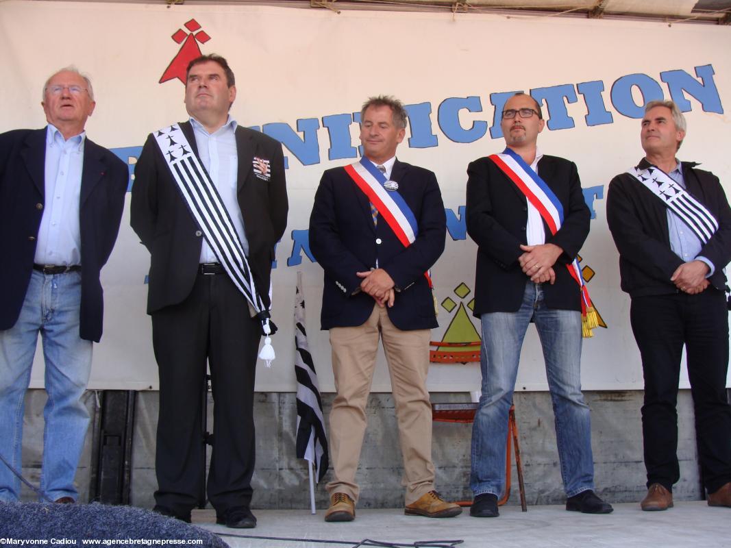 Un maire par département. De dr. à g. Christian Derrien, (Langonnet, 56), Patrice Gautier (Sevran, 22), Jean-Philippe Richeux (Saint-Père, 35), Christian Troadec (Carhaix, 29). Patrick Mareschal représentait Yvon Mahé (Fégréac, 44), absent excusé : retenu par un deuil. Un absent, retenu par une obligation locale : Ronan Loas (Ploemeur, 56). Un maire par département. De dr. à g. Christian Derrien, (Langonnet, 56), Patrice Gautier (Sevran, 22), Jean-Philippe Richeux (Saint-Père, 35), Christian Troadec (Carhaix, 29). Patrick Mareschal représentait Yvon Mahé (Fégréac, 44), absent excusé : retenu par un deuil. Un absent, retenu par une obligation locale : Ronan Loas (Ploemeur, 56).
