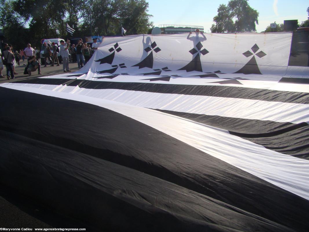 Arrivée du plus grand <i>gwenn ha du</i> du monde. Même si l'on ne doit pas mettre un drapeau à terre... Où, les 300 mètres carrés ? Arrivée du plus grand <i>gwenn ha du</i> du monde. Même si l'on ne doit pas mettre un drapeau à terre... Où, les 300 mètres carrés ?