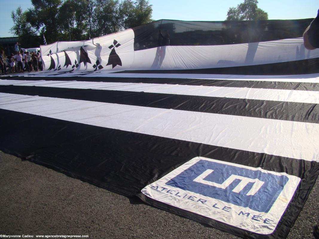 Le plus grand <i>gwenn ha du</i> du monde fut fabriqué près de Fougères. Le plus grand <i>gwenn ha du</i> du monde fut fabriqué près de Fougères.