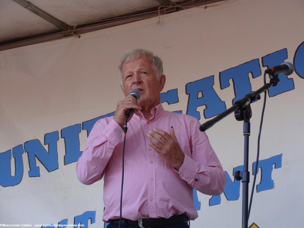 Jean-Loup Chrétien est venu défendre la réunification de la Bretagne. Il est connu aussi, mais surtout des Bretons, pour avoir emporté un drapeau breton dans l'Espace. Jean-Loup Chrétien est venu défendre la réunification de la Bretagne. Il est connu aussi, mais surtout des Bretons, pour avoir emporté un drapeau breton dans l'Espace.