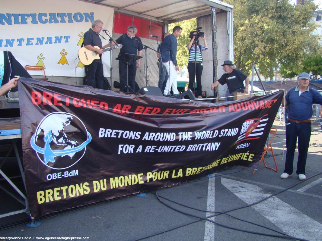 Arrive aussi la banderole des Bretons du Monde, co-financée par KBBV, les Bretons du Vietnam. Pendant que Gilles Servat fait sa “balance” en discutant avec Mikael Gwilhom (voir le texte). Arrive aussi la banderole des Bretons du Monde, co-financée par KBBV, les Bretons du Vietnam. Pendant que Gilles Servat fait sa “balance” en discutant avec Mikael Gwilhom (voir le texte).