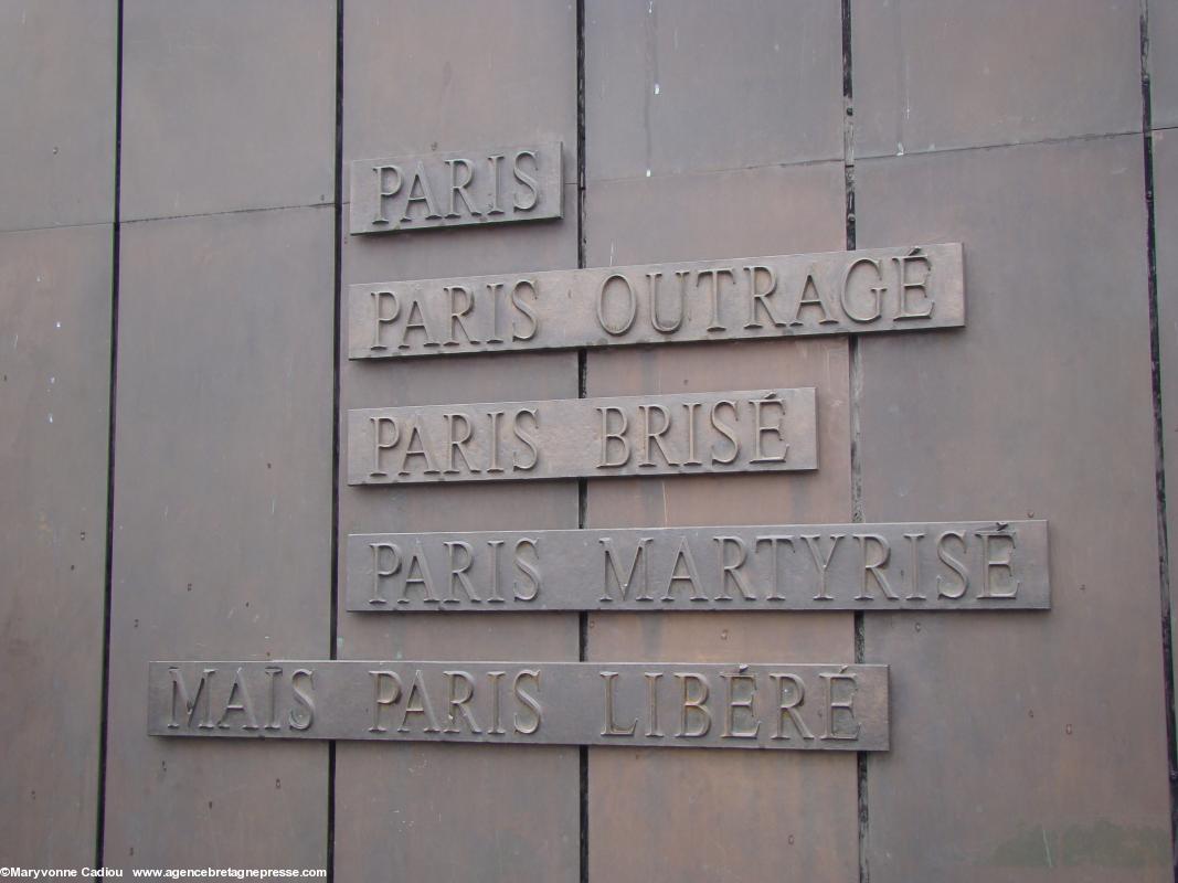 La célèbre phrase du général de Gaulle sur le piédestal de sa statue à Paris aux Champs Élysées, photo prise en septembre 2007 (dimanche 23 ?) lors de la <i>Breizh Touch</i>. La célèbre phrase du général de Gaulle sur le piédestal de sa statue à Paris aux Champs Élysées, photo prise en septembre 2007 (dimanche 23 ?) lors de la <i>Breizh Touch</i>.
