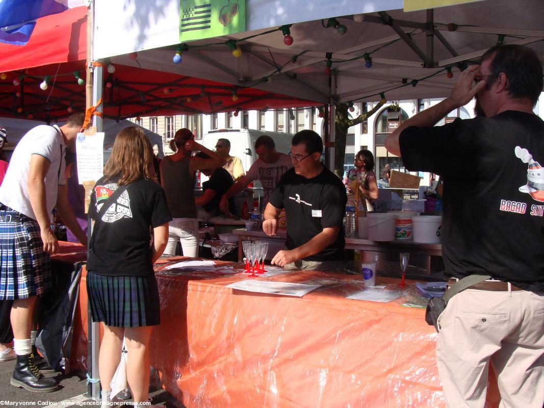 Le bar <i>Diwan</i> et les seaux de pâte à crêpe. Le bar <i>Diwan</i> et les seaux de pâte à crêpe.