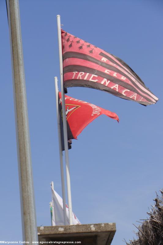 Le grand <i>Ruz ha Du</i> flottait à l'entrée du stade Lesvières de Trignac en juillet 2008. Le grand <i>Ruz ha Du</i> flottait à l'entrée du stade Lesvières de Trignac en juillet 2008.