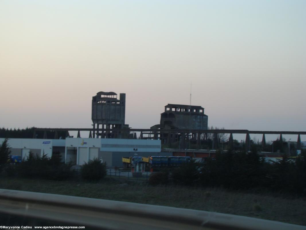 Vestiges des Forges de Trignac. Vue à 20 h le 28 mars 2012 du bord de la voie express. Vestiges des Forges de Trignac. Vue à 20 h le 28 mars 2012 du bord de la voie express.