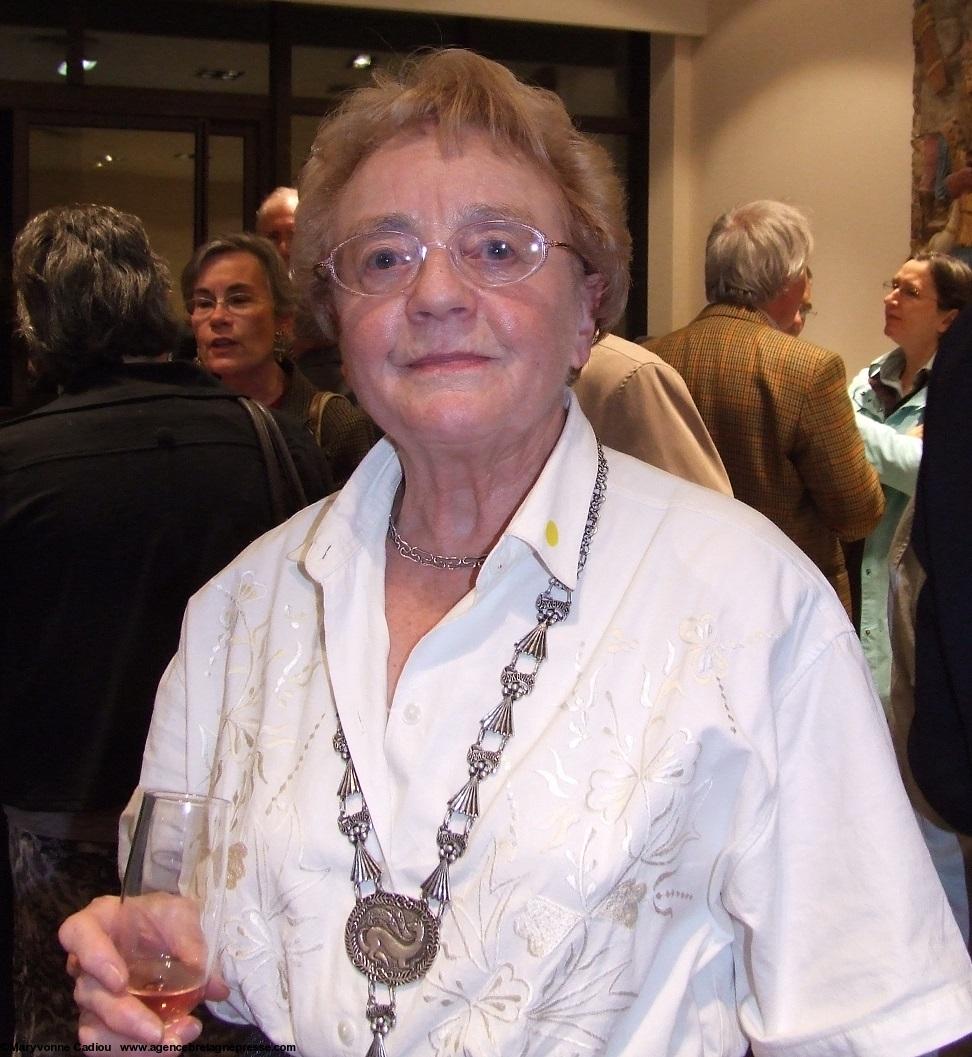 Denise Delouche, co-auteure du catalogue, herminée en 1999, fête les herminés de 2008 à Rennes. Denise Delouche, co-auteure du catalogue, herminée en 1999, fête les herminés de 2008 à Rennes.