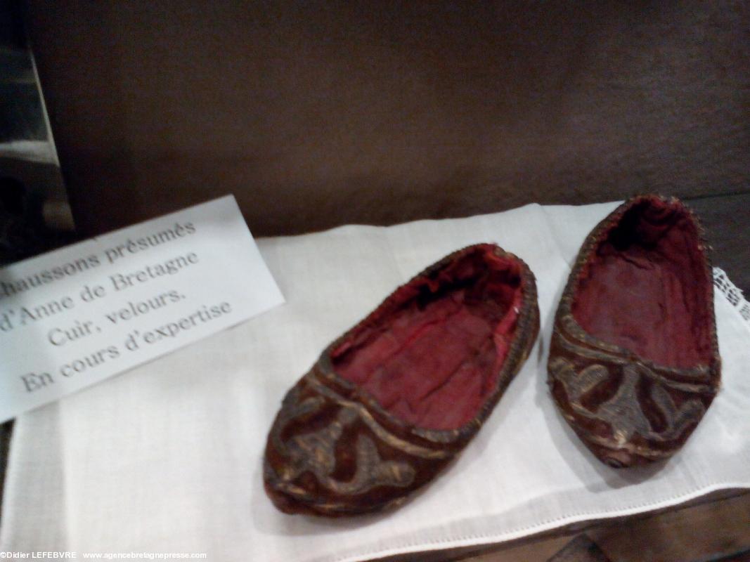 Château de Goulaine. Les chaussons de la duchesse Anne ? On remarque une déformation du pied gauche Château de Goulaine. Les chaussons de la duchesse Anne ? On remarque une déformation du pied gauche