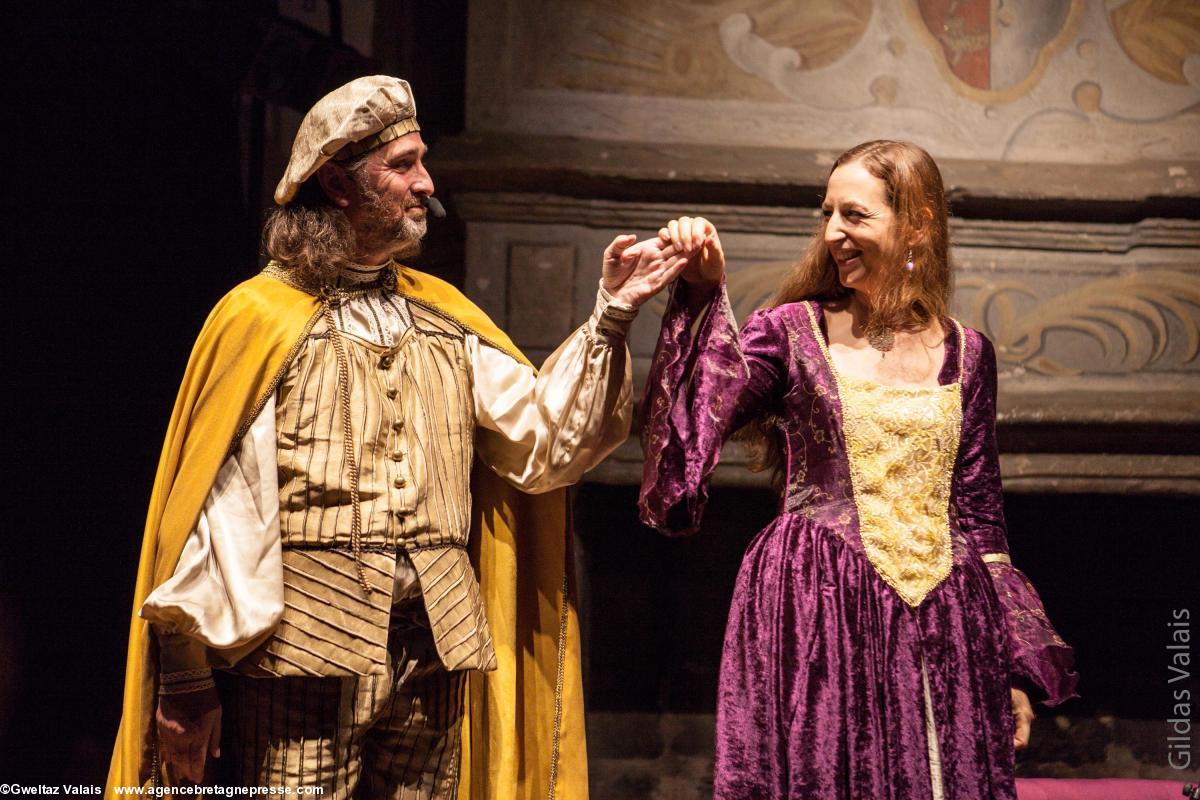 Château de Goulaine - Si Anne m'était contée - des artistes (Alan Simon et Nathalie de Dana) visiblement heureux en fin spectacle Château de Goulaine - Si Anne m'était contée - des artistes (Alan Simon et Nathalie de Dana) visiblement heureux en fin spectacle